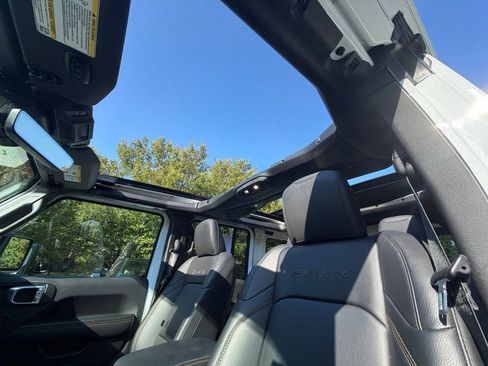Used 2024 Jeep Wrangler Unlimited Sahara w/ Technology Group AWD/4WD image 19