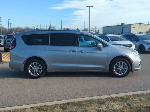 Used 2021 Chrysler Pacifica Touring-L w/ Uconnect Theater Family Group AWD/4WD image 2