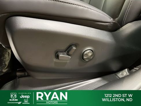 New 2026 Chrysler Pacifica Select image 40