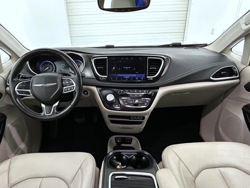 Used 2021 Chrysler Pacifica Touring-L w/ Premium & Safety Sphere Group image 13