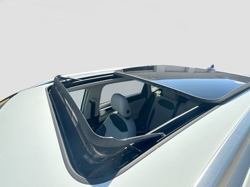 Used 2025 Volkswagen Taos SE image 17