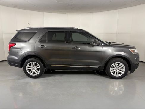 Used 2018 Ford Explorer XLT w/ Equipment Group 201A AWD/4WD image 9