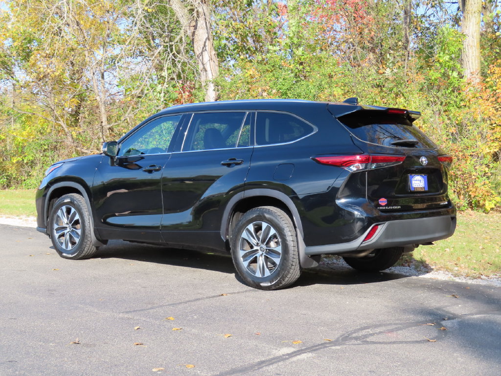 Used 2021 Toyota Highlander XLE AWD/4WD image 29