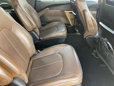 Used 2020 Chrysler Pacifica Limited w/ Advanced Safetytec Group FWD image 12