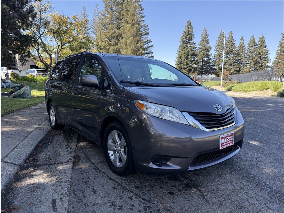 Used 2012 Toyota Sienna LE w/ Towing Pkg FWD image 2