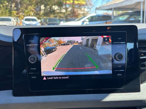 Used 2025 Volkswagen Jetta SE image 17