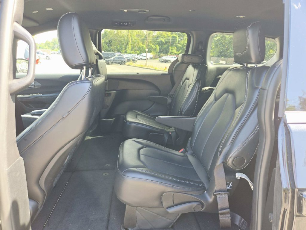 Used 2025 Chrysler Pacifica Select FWD image 12