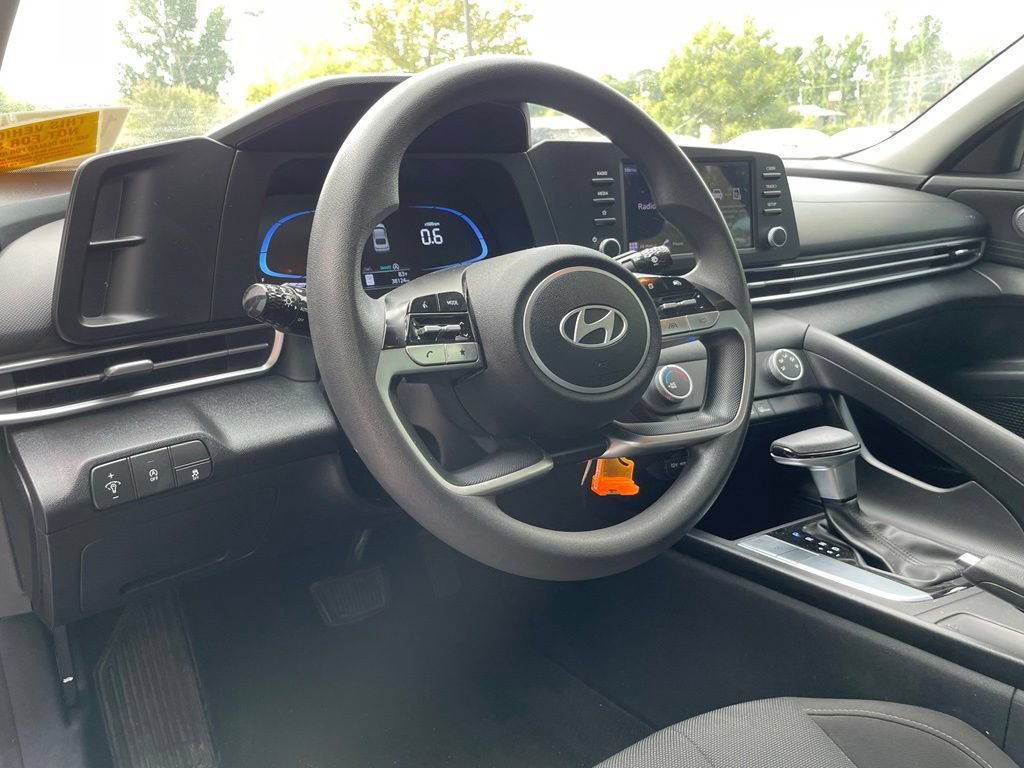 Used 2025 Hyundai Elantra SE FWD image 9