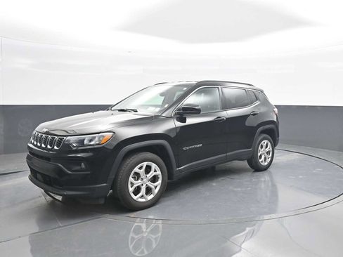 Used 2024 Jeep Compass Latitude AWD/4WD image 4