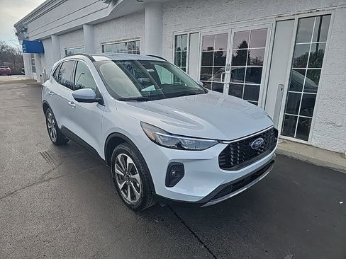 Used 2025 Ford Escape Platinum w/ Premium Technology Package image 2