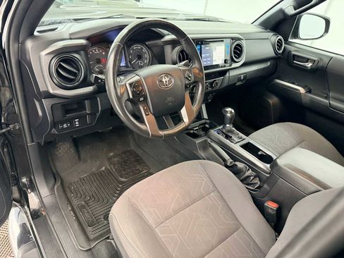 Used 2016 Toyota Tacoma TRD Sport image 2