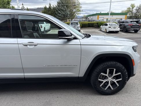 Used 2023 Jeep Grand Cherokee L Limited AWD/4WD image 8