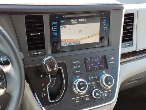 Used 2015 Toyota Sienna XLE w/ XLE Navigation Package FWD image 21