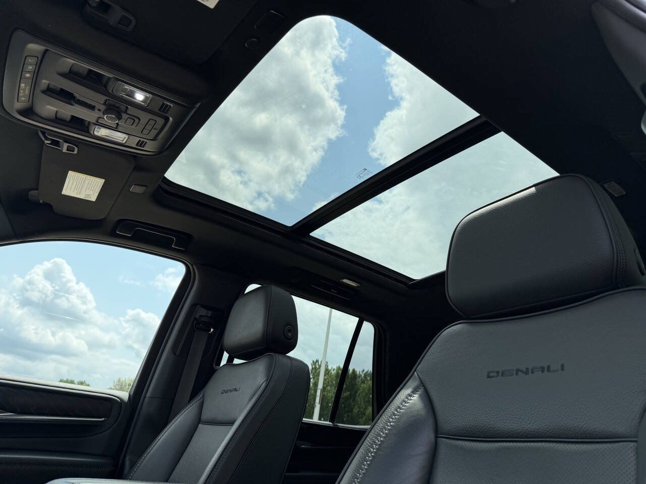 Used 2023 GMC Yukon Denali AWD/4WD image 17