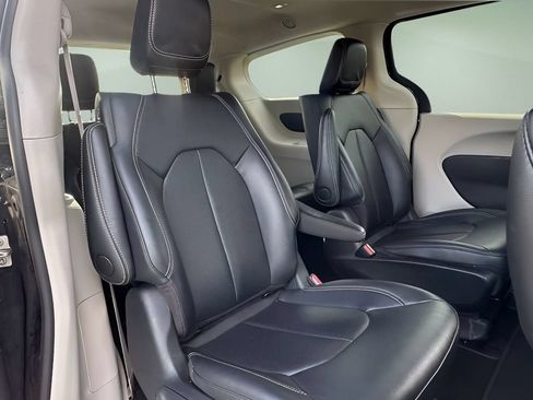 Used 2024 Chrysler Pacifica Limited FWD image 26