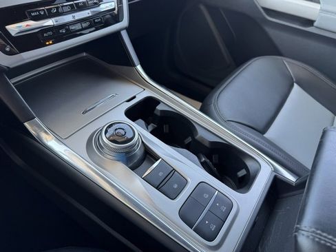 Used 2022 Ford Explorer XLT w/ Equipment Group 202A image 12