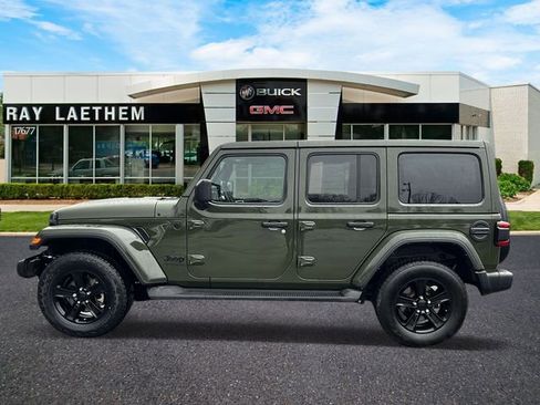 Used 2022 Jeep Wrangler Unlimited Sahara image 2