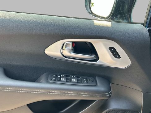 Used 2025 Chrysler Pacifica Limited FWD image 16