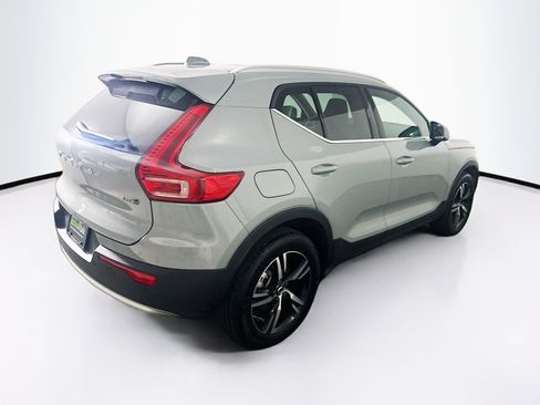 Used 2025 Volvo XC40 B5 Core image 9