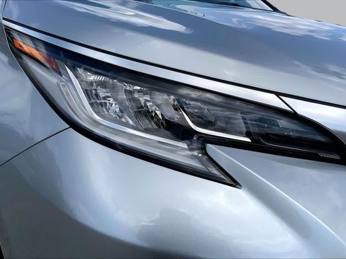 Used 2023 Toyota Sienna Limited FWD image 27