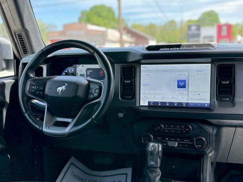 Used 2023 Ford Bronco Outer Banks w/ Sasquatch Package AWD/4WD image 11