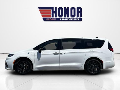 Used 2024 Chrysler Pacifica Limited FWD image 7