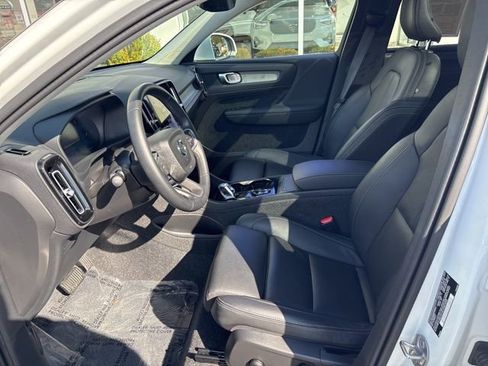 Used 2025 Volvo XC40 B5 Plus AWD/4WD image 17