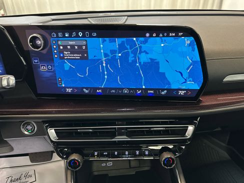 Used 2025 Chevrolet Traverse Z71 w/ Enhanced Driving Package AWD/4WD image 7