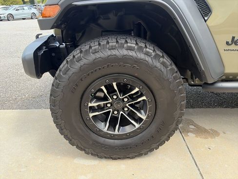 Used 2025 Jeep Wrangler Sport AWD/4WD image 13