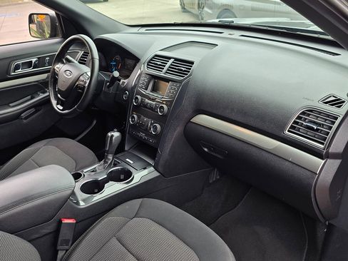 Used 2019 Ford Explorer XLT image 16