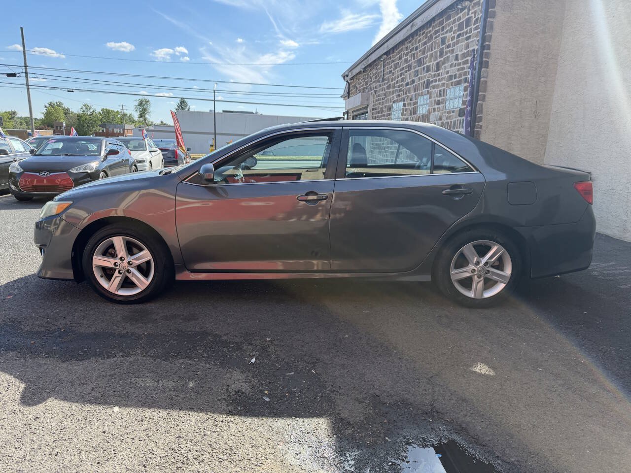 Used 2014 Toyota Camry SE w/ Moonroof Package FWD image 3