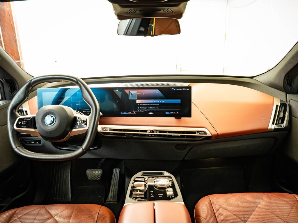 Used 2023 BMW iX xDrive50 w/ Sport Package AWD/4WD image 4