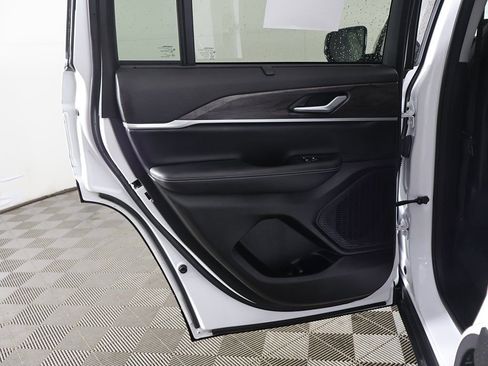 Used 2023 Jeep Grand Cherokee Limited w/ Luxury Tech Group II AWD/4WD image 27