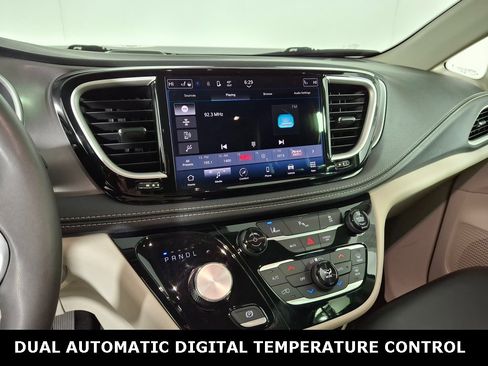 Used 2023 Chrysler Pacifica Touring-L image 18