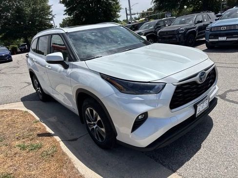 Used 2023 Toyota Highlander XLE AWD/4WD image 5