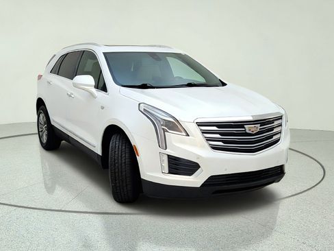 Used 2017 Cadillac XT5 Luxury w/ Driver Awareness Package FWD image 4