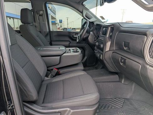 Used 2024 Chevrolet Silverado 2500 Custom w/ Custom Value Package image 4