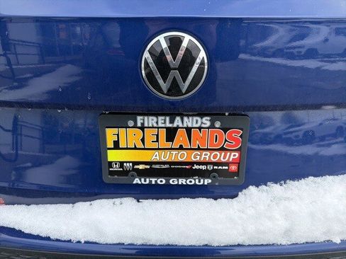 Used 2024 Volkswagen Taos SE w/ Panoramic Sunroof Package image 11