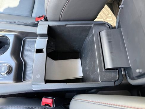 Used 2025 Ford Explorer Active w/ Active Comfort Package image 28