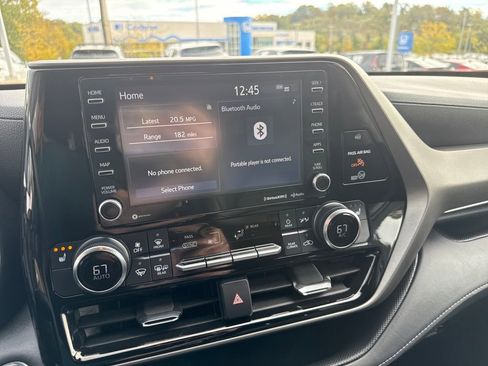 Used 2022 Toyota Highlander XLE image 19