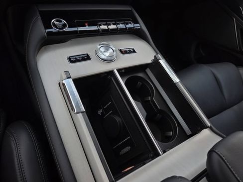 New 2027 Lincoln Navigator Premiere RWD image 10