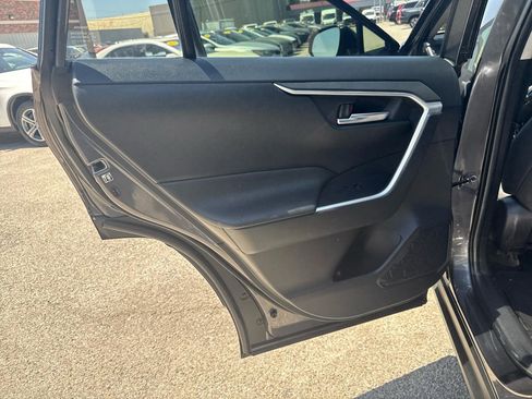 Used 2019 Toyota RAV4 XLE w/ Convenience Package FWD image 17