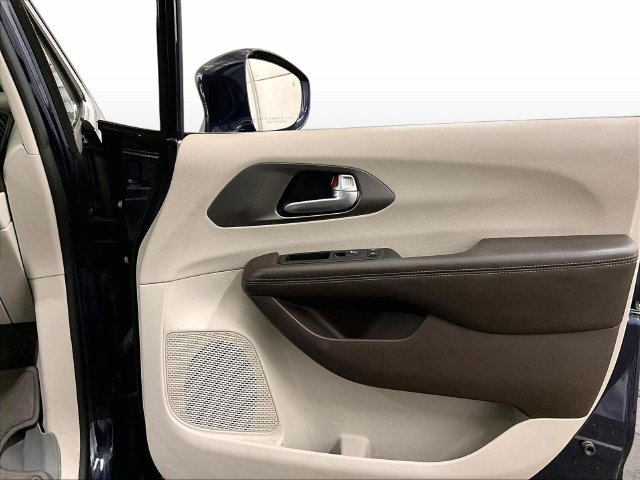 Used 2019 Chrysler Pacifica Touring-L Plus w/ Tire & Wheel Group FWD image 24
