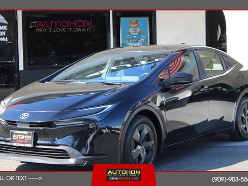 Used 2025 Toyota Prius LE FWD image 1