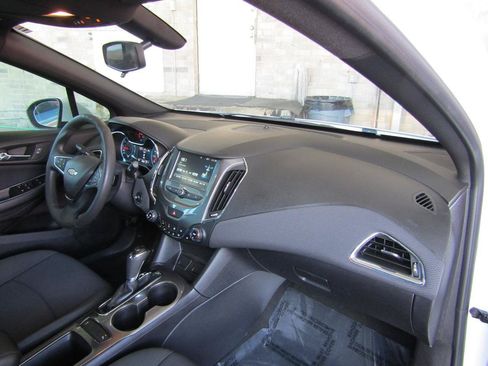 Used 2017 Chevrolet Cruze LT w/ Convenience Package FWD image 10