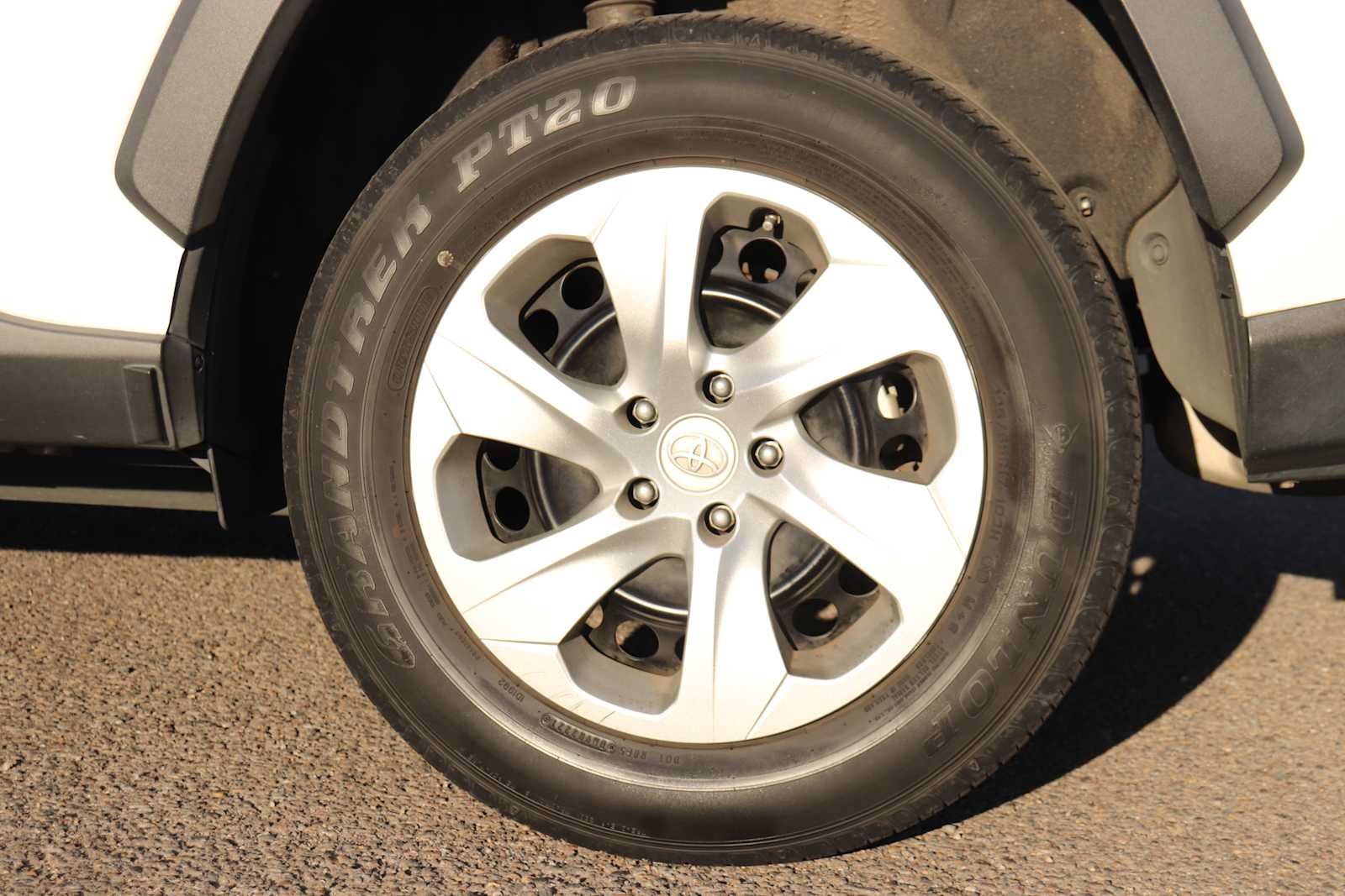 Used 2021 Toyota RAV4 LE AWD/4WD image 9