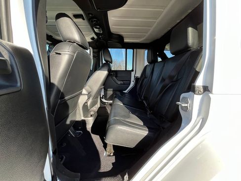 Used 2017 Jeep Wrangler Unlimited Sahara image 17