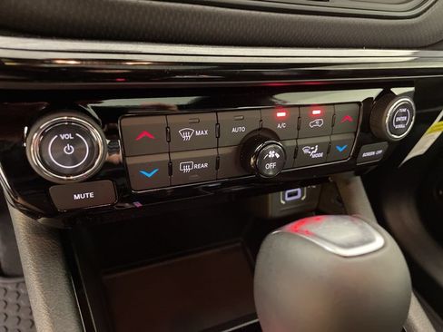 New 2026 Jeep Compass Latitude w/ Sun and Sound Group AWD/4WD image 30