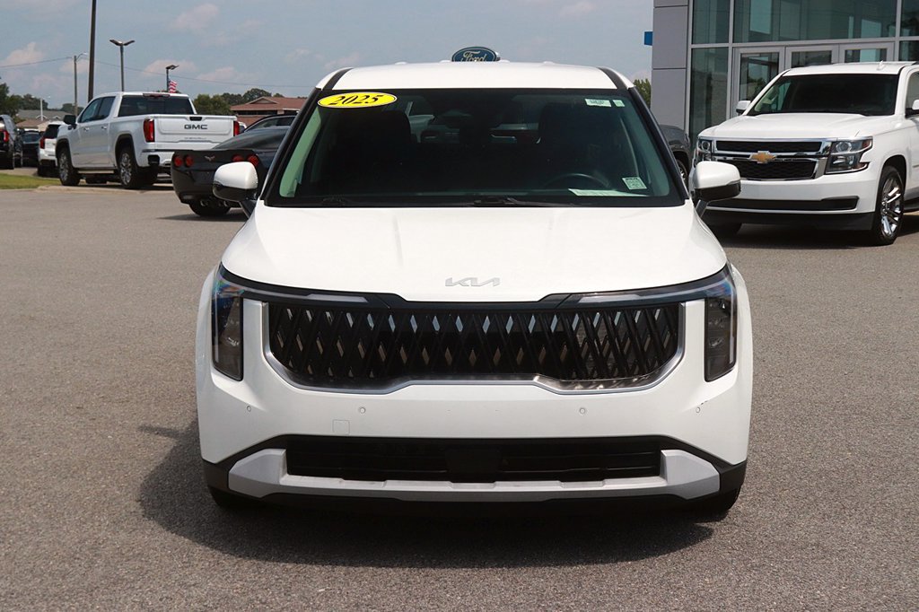 Used 2025 Kia Carnival FWD image 2