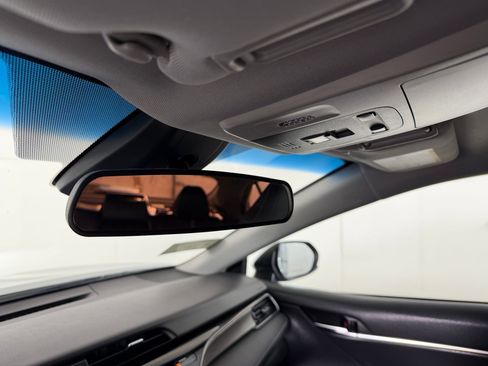 Used 2019 Toyota Camry SE image 18